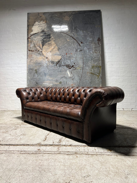 A Cool Splayed Arm 4 Seater Chesterfield Sofa