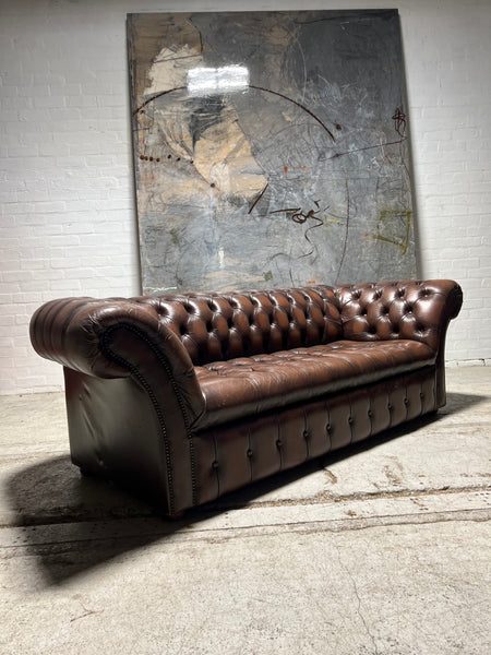 A Cool Splayed Arm 4 Seater Chesterfield Sofa