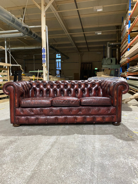 A Very Good Chesterfield Sofa in Wine