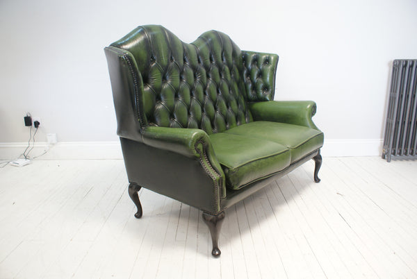 A LOVELY, ELEGANT GREEN LEATHER VICTORIAN STYLE SOFA