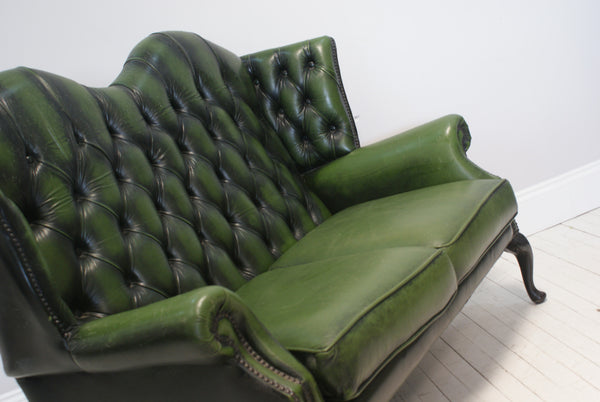 A LOVELY, ELEGANT GREEN LEATHER VICTORIAN STYLE SOFA