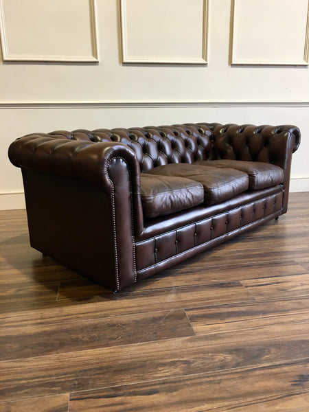 Excellent Twice Loved Leather Chesterfield in Chocolate Brown
